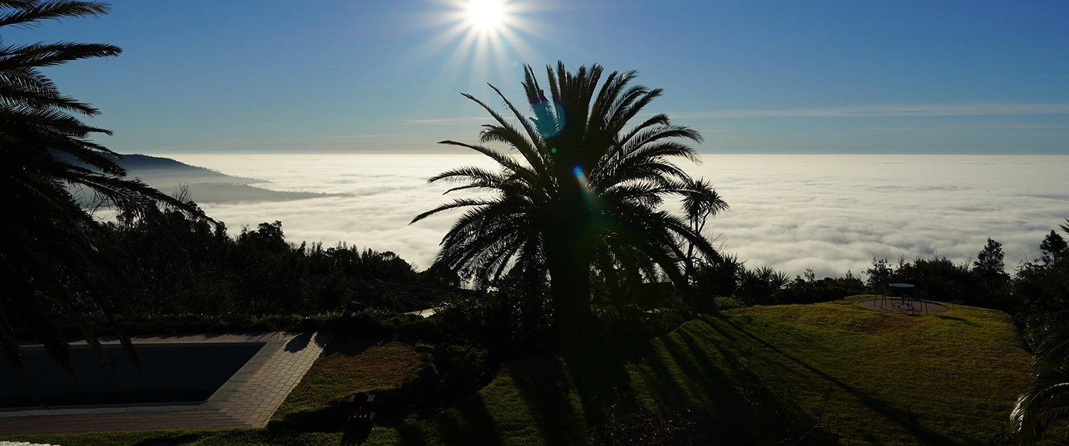 Joia da Foia above the sea of fog